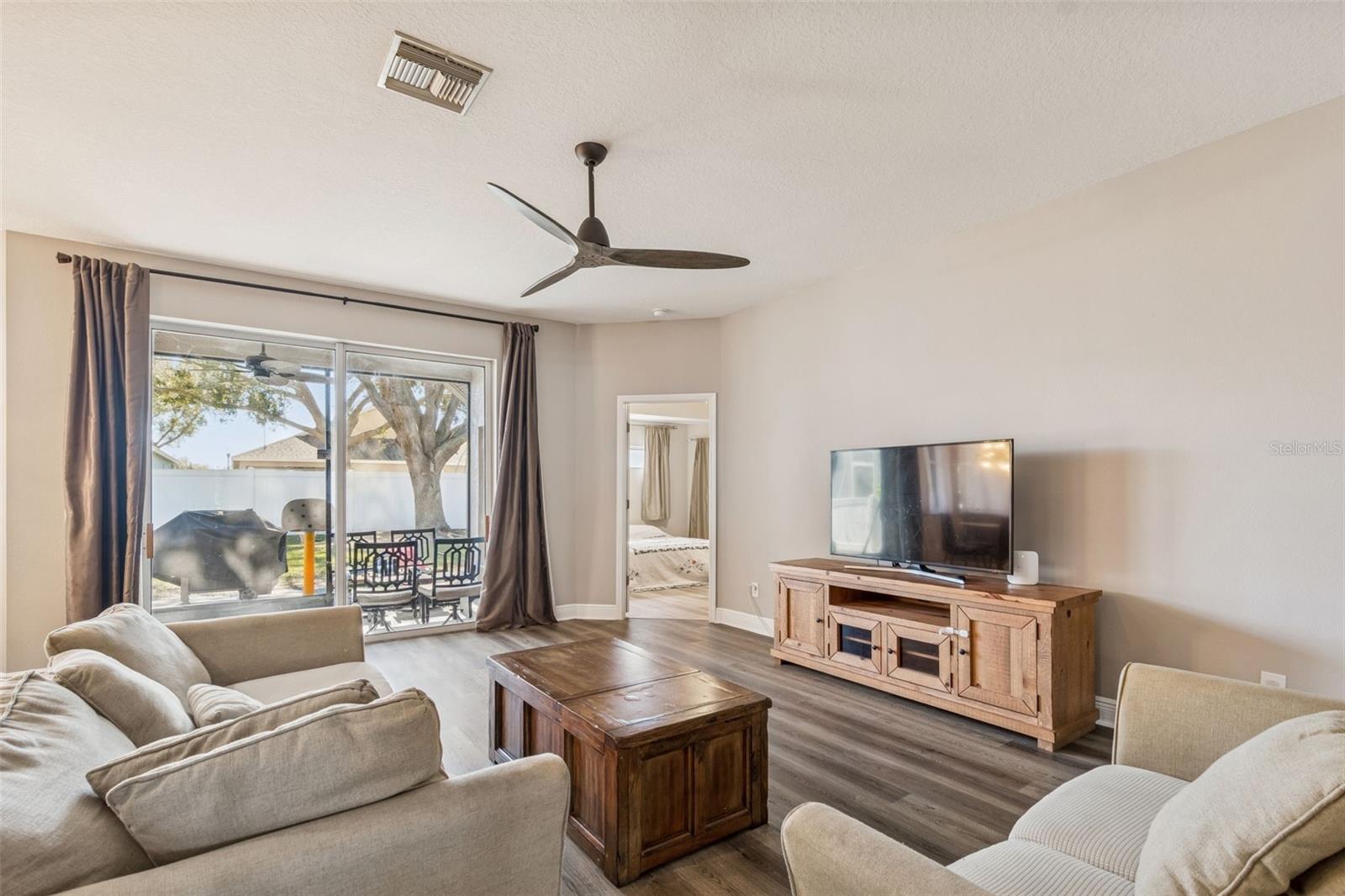 Listing photo id 23 for 2550 Maylin Drive