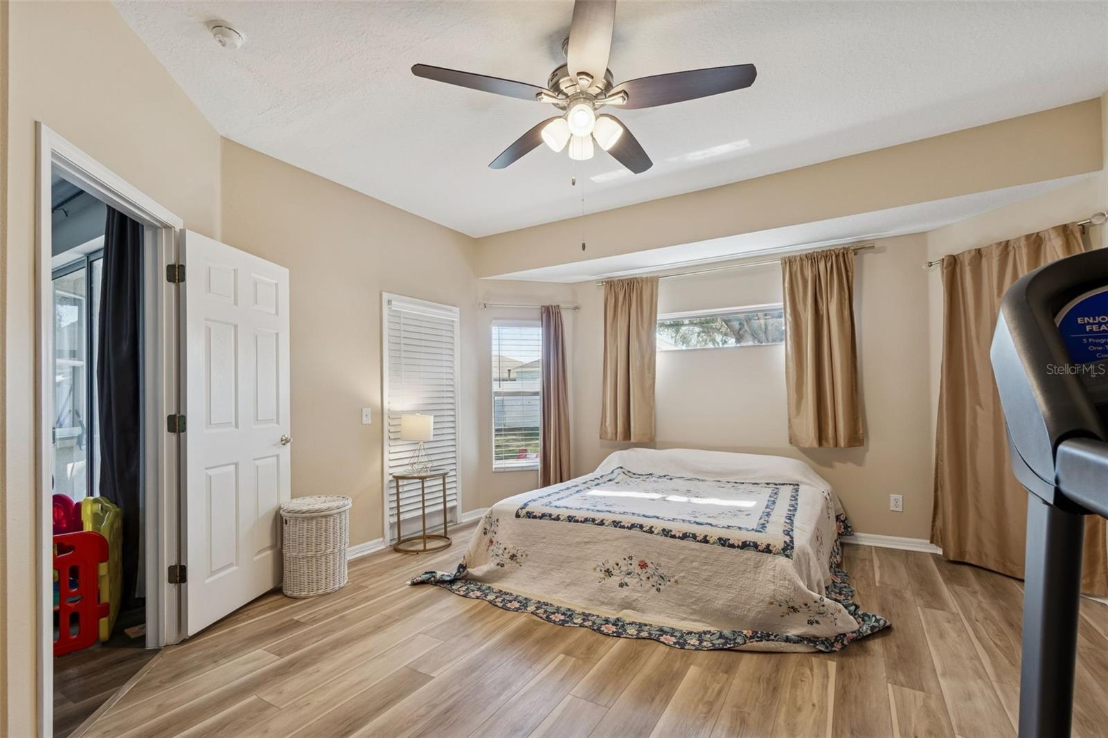 Listing photo id 40 for 2550 Maylin Drive