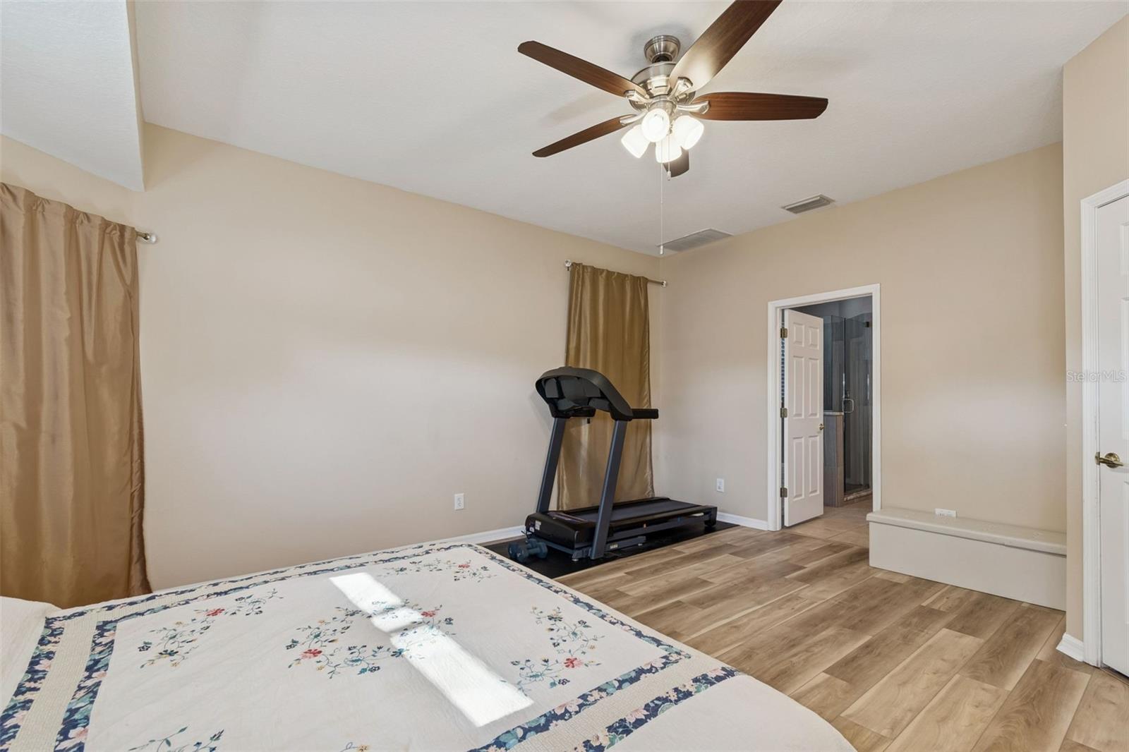 Listing photo id 41 for 2550 Maylin Drive