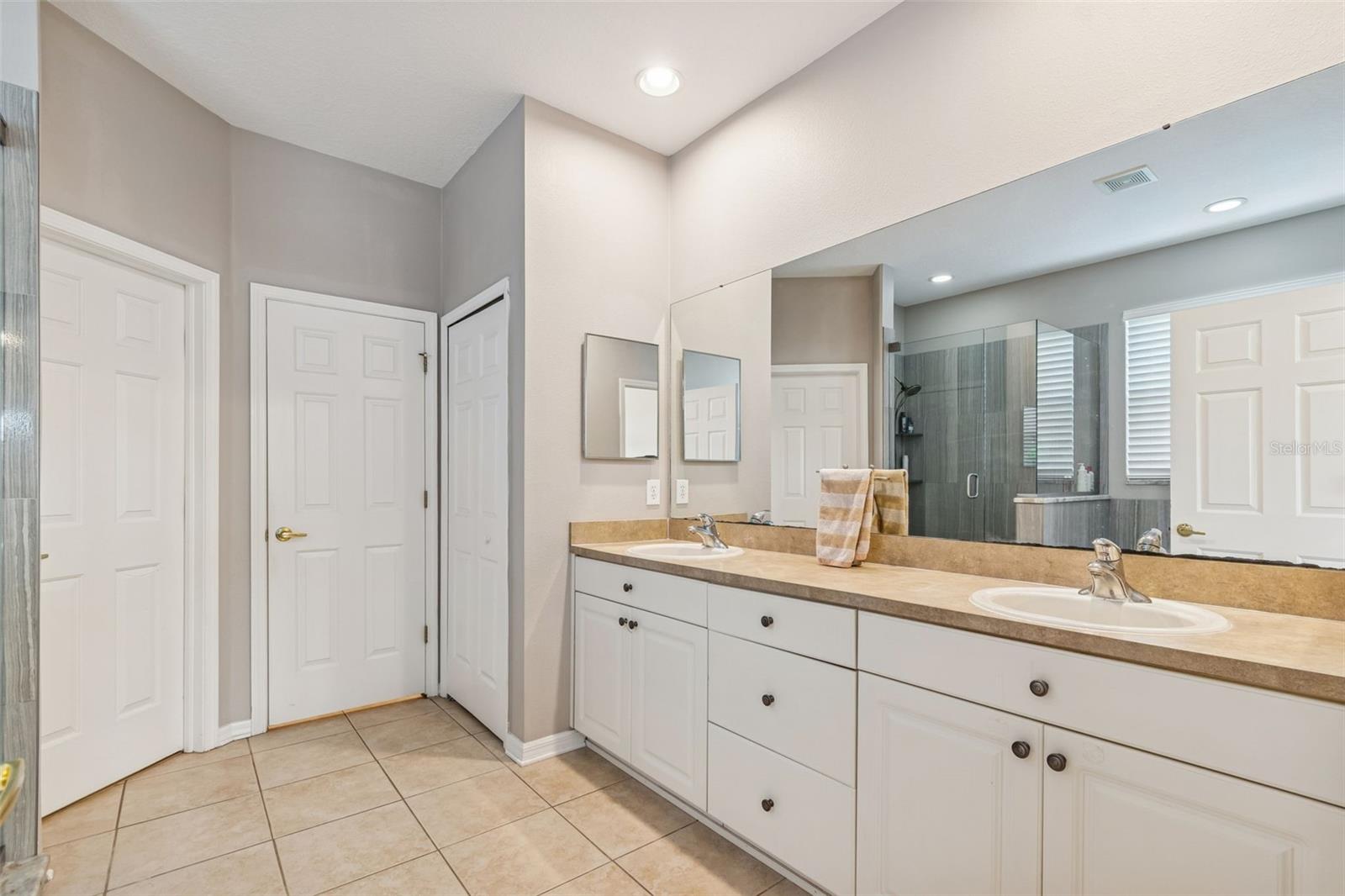 Listing photo id 42 for 2550 Maylin Drive