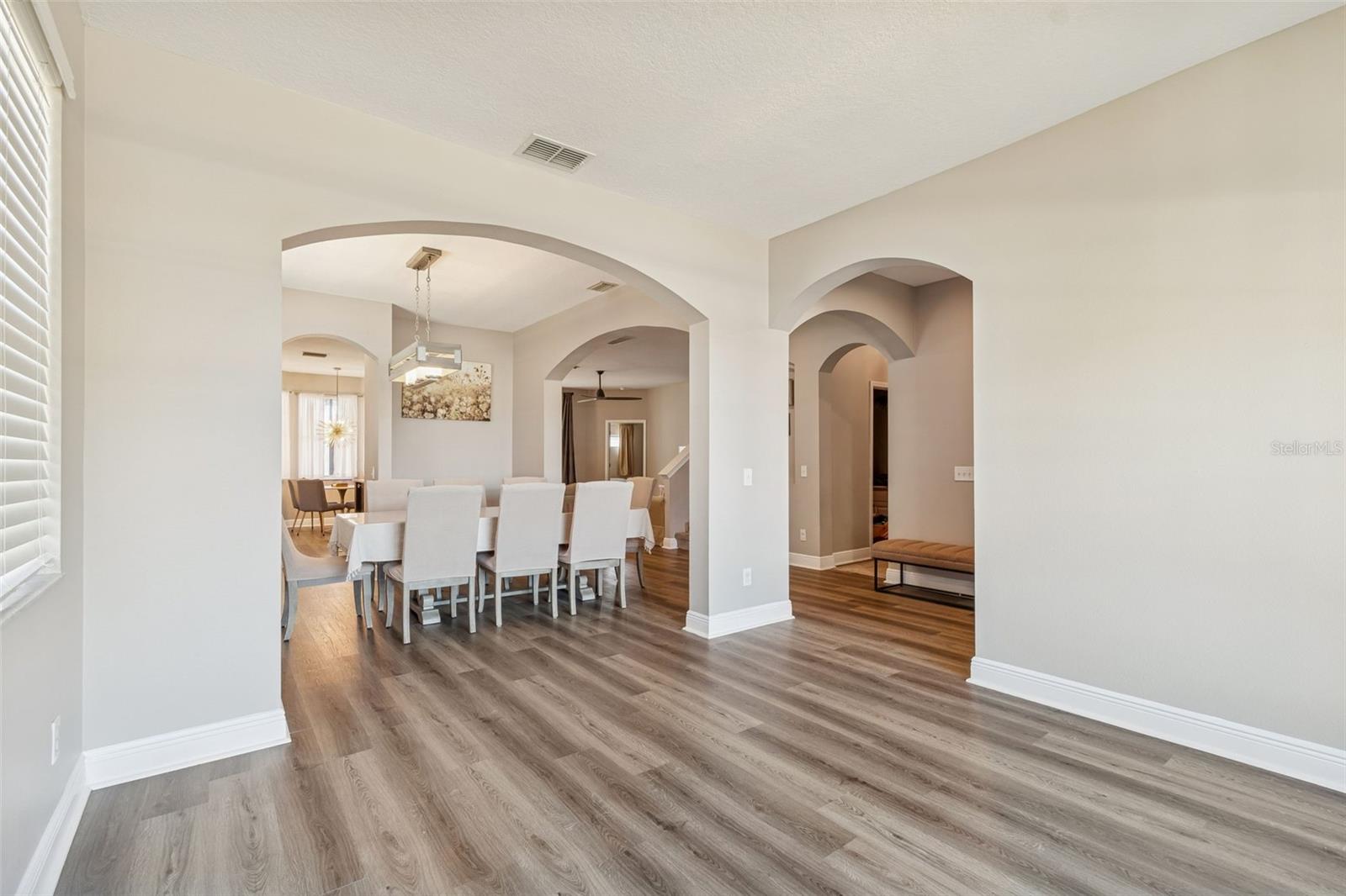 Listing photo id 4 for 2550 Maylin Drive