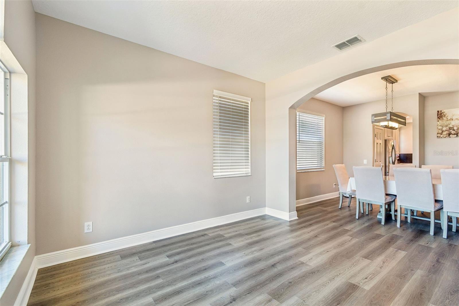 Listing photo id 5 for 2550 Maylin Drive