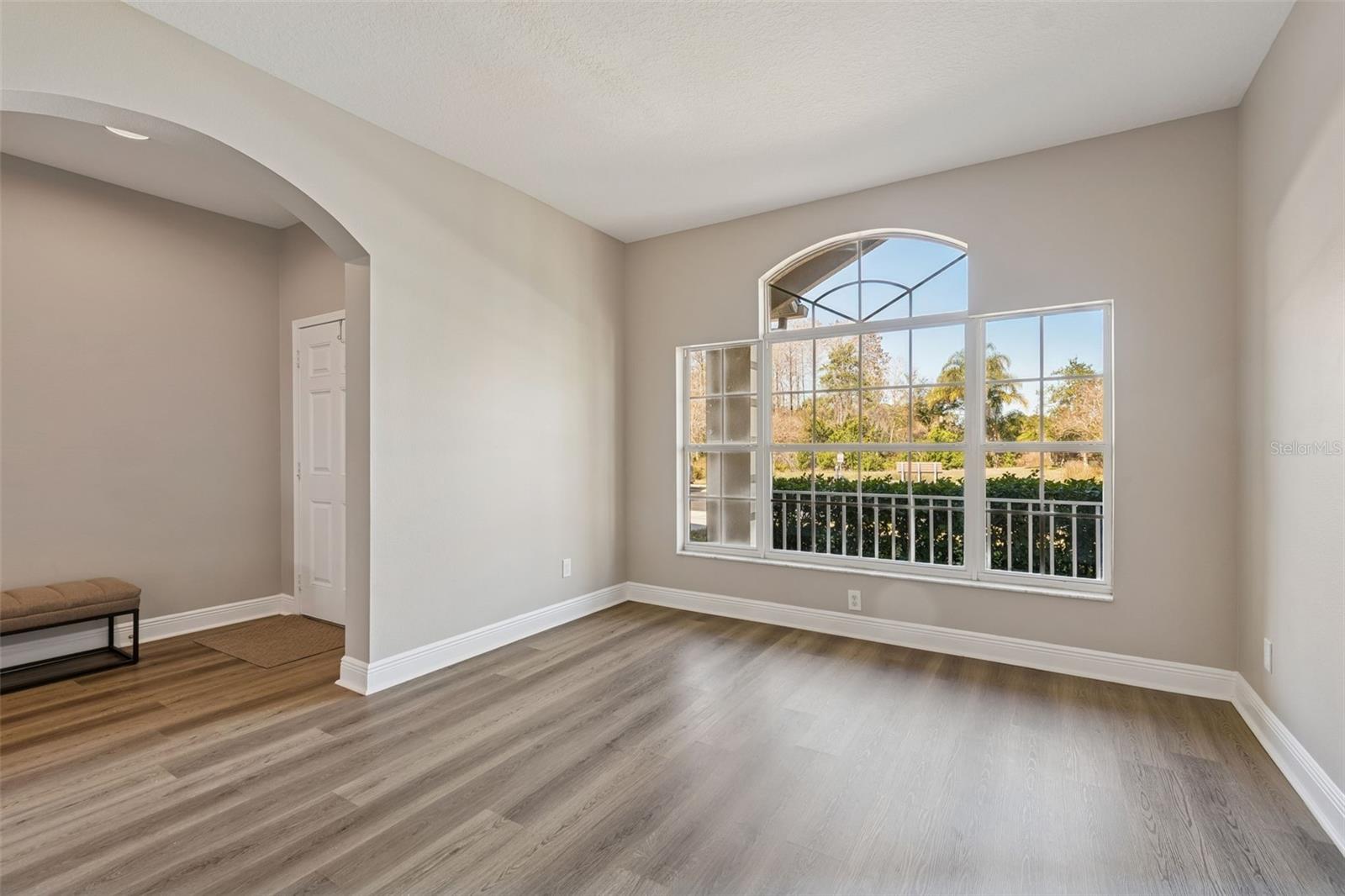 Listing photo id 7 for 2550 Maylin Drive