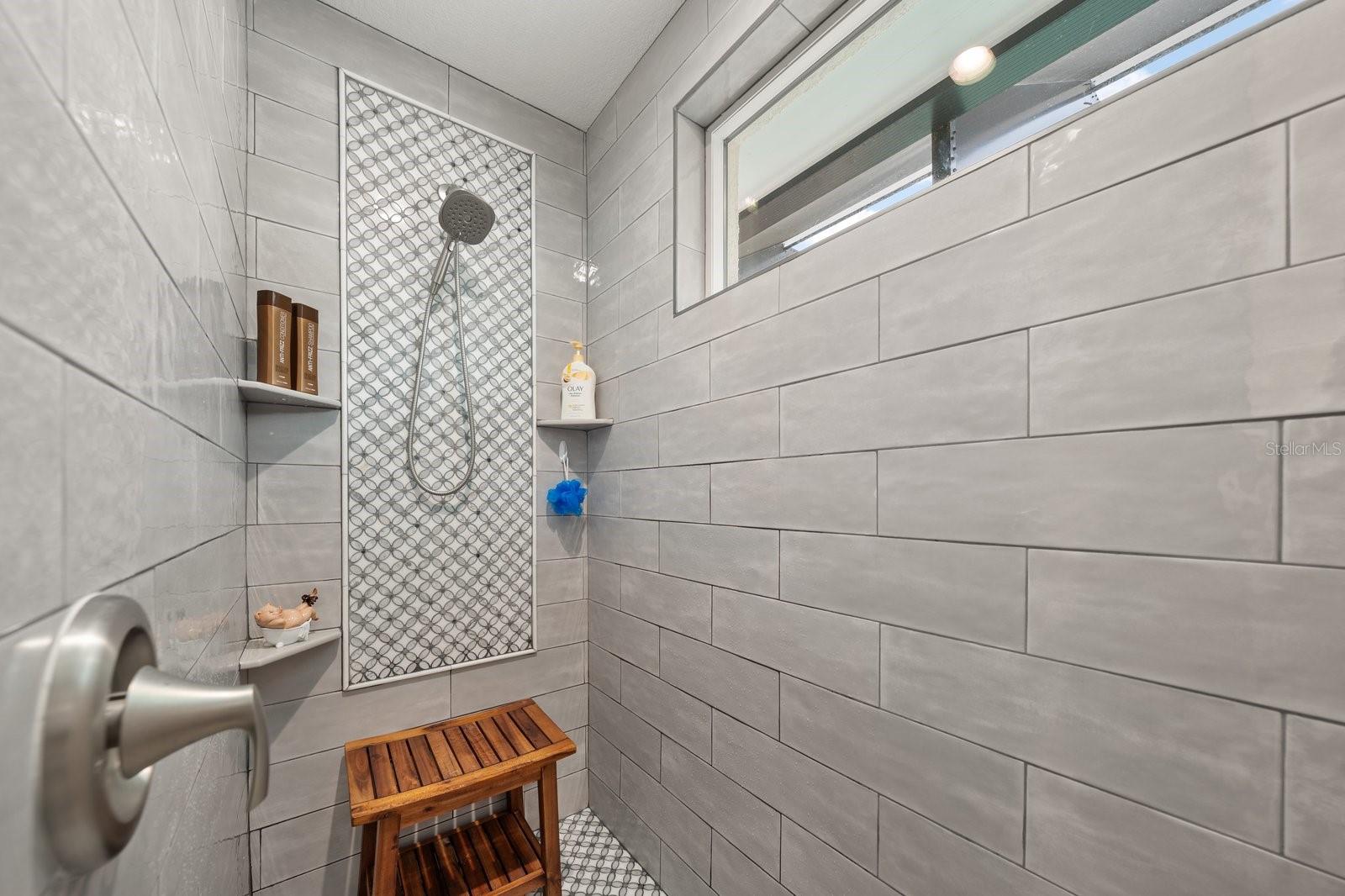 Image 18 of 47 For 216 Grove Circle S