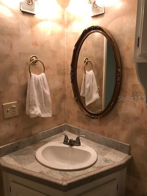 Image 10 of 19 For 3325 Bayshore Boulevard D28