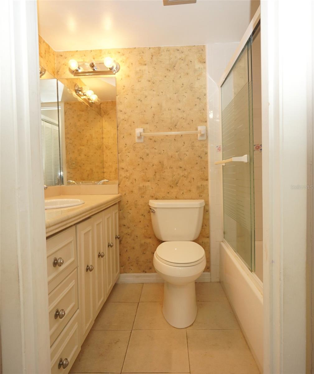 Image 15 of 19 For 3325 Bayshore Boulevard D28