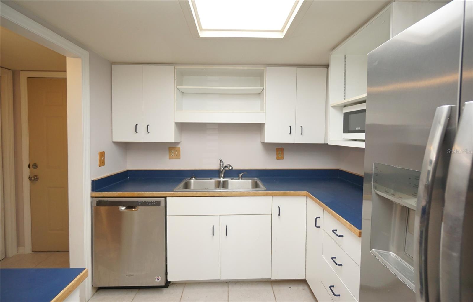 Image 2 of 19 For 3325 Bayshore Boulevard D28