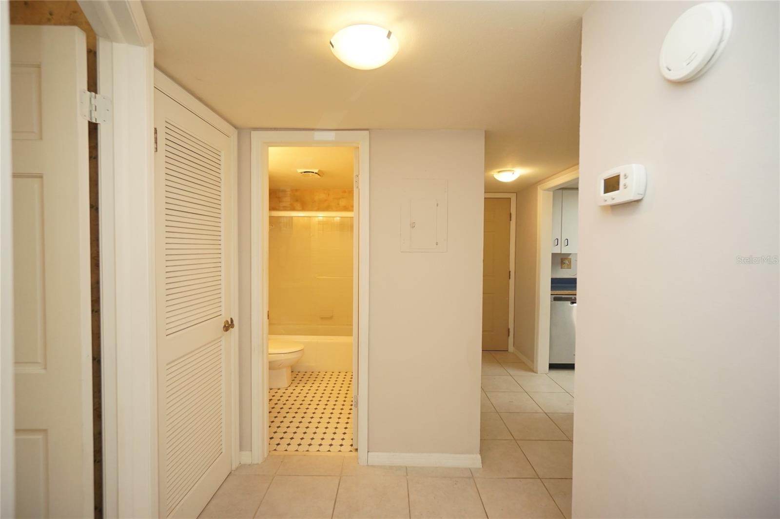 Image 6 of 19 For 3325 Bayshore Boulevard D28