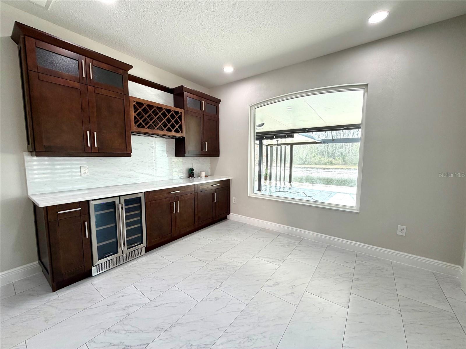 Listing photo id 11 for 20265 Merry Oak Avenue