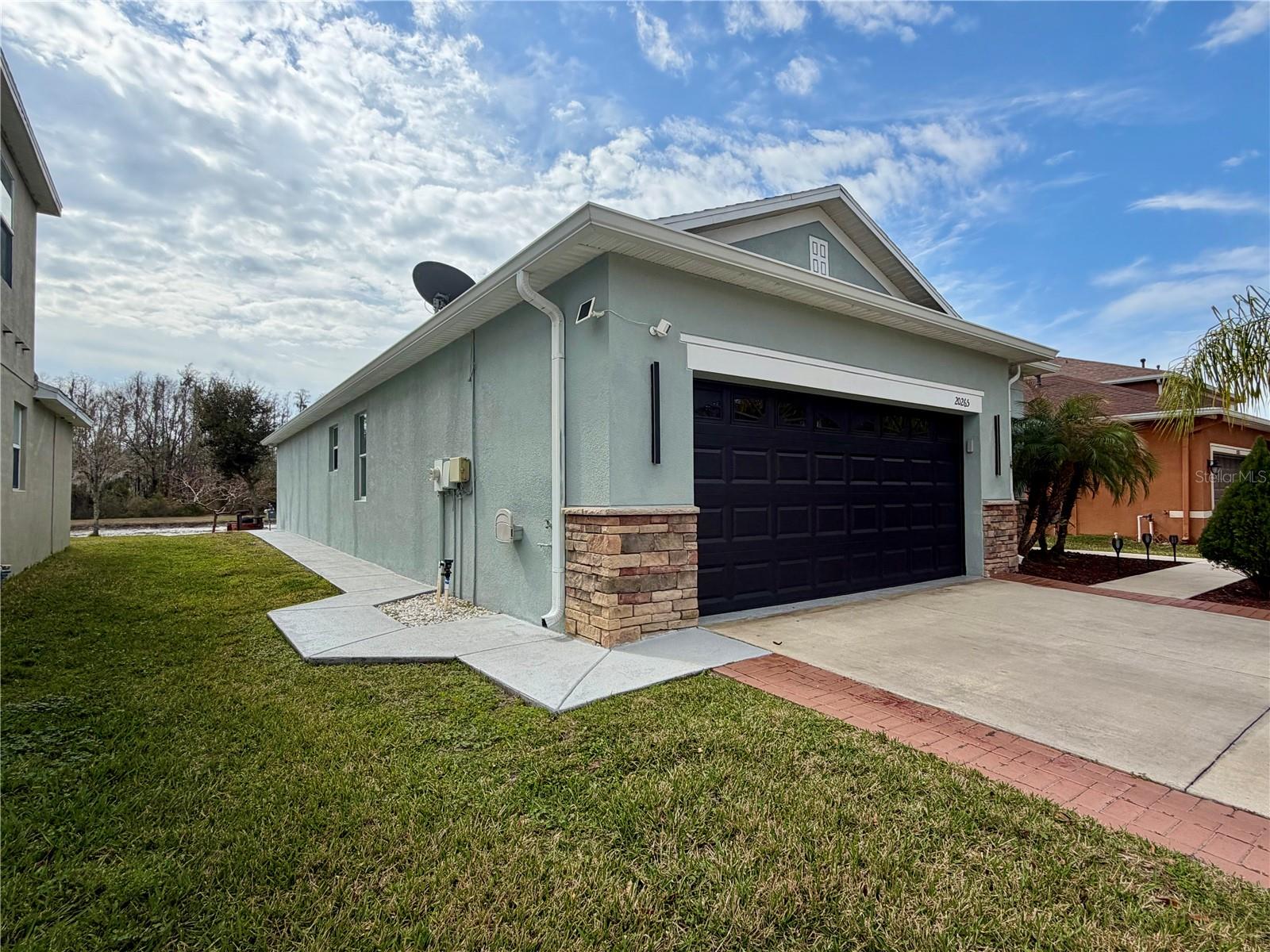 Listing photo id 1 for 20265 Merry Oak Avenue