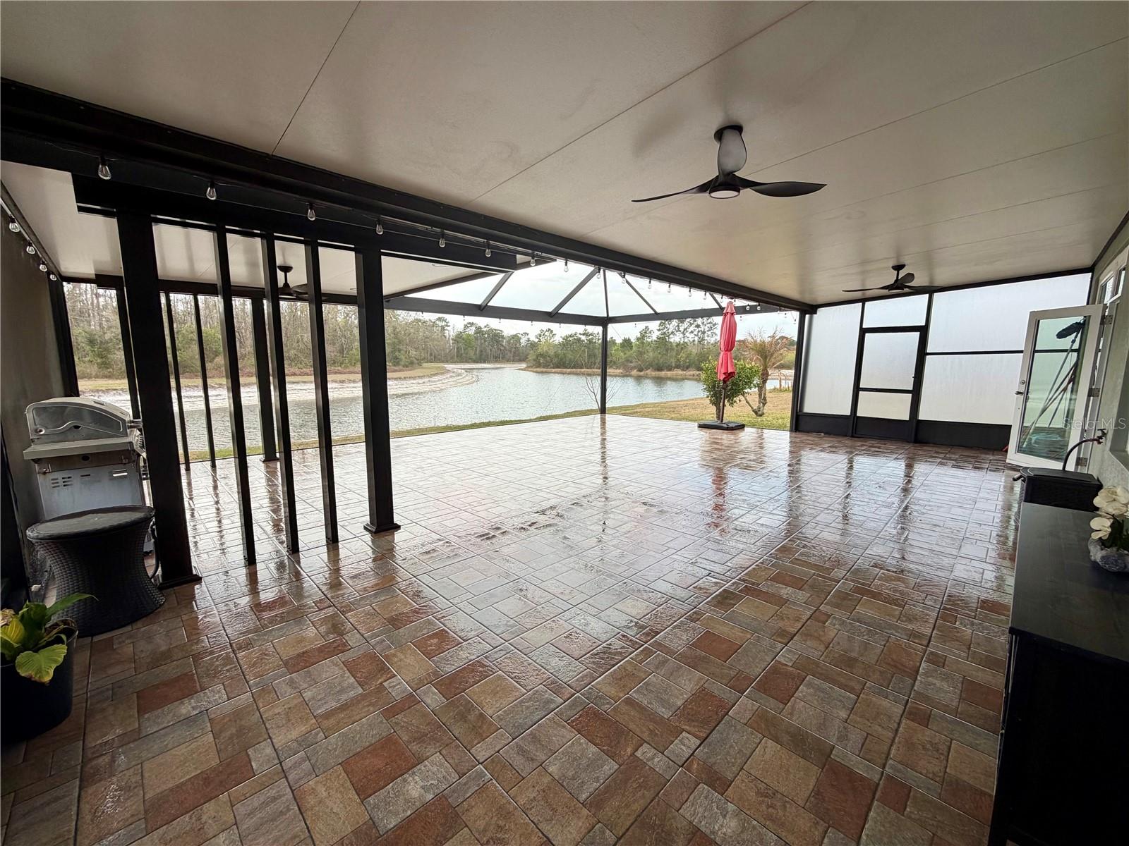 Listing photo id 3 for 20265 Merry Oak Avenue