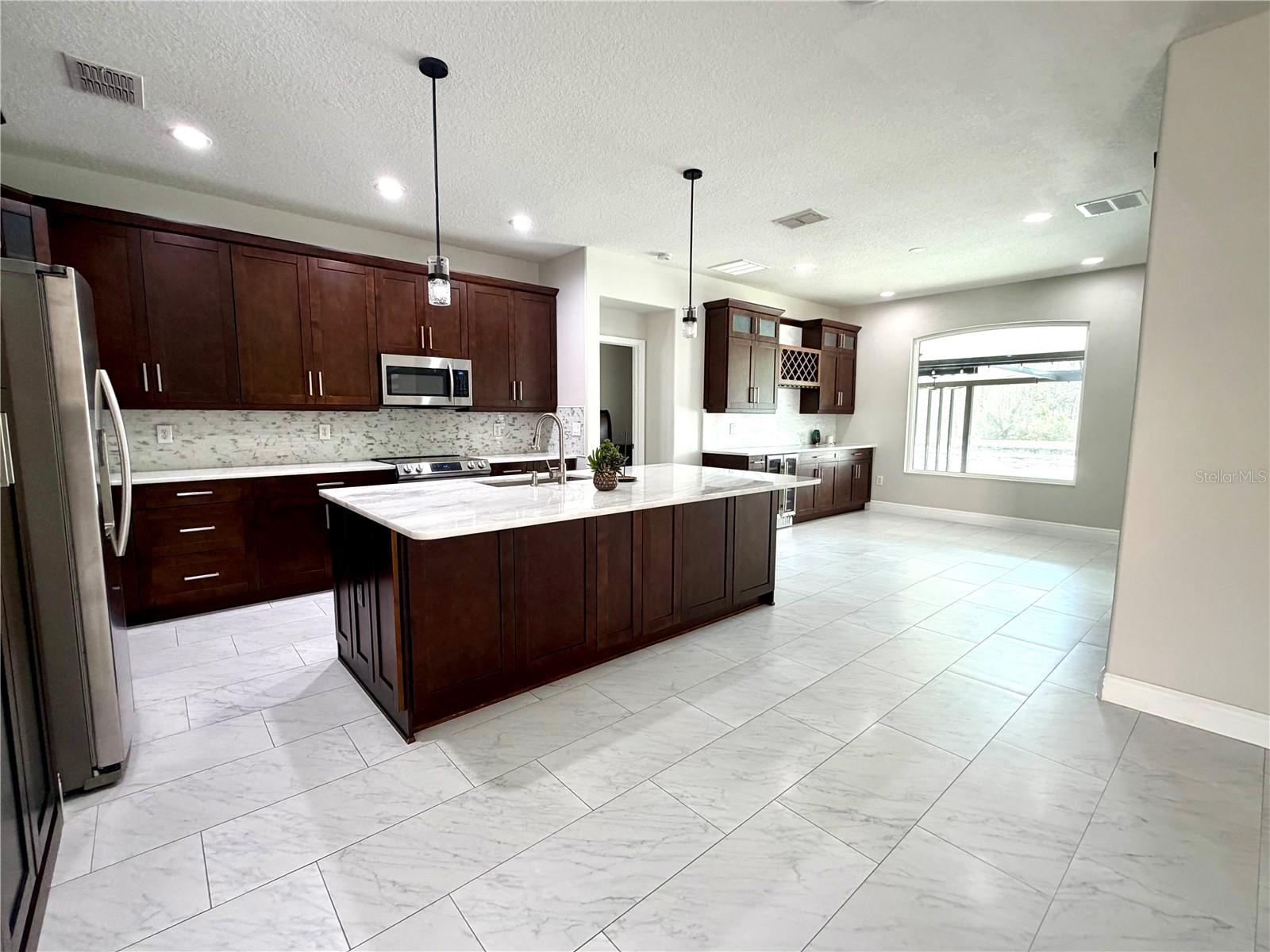 Listing photo id 4 for 20265 Merry Oak Avenue