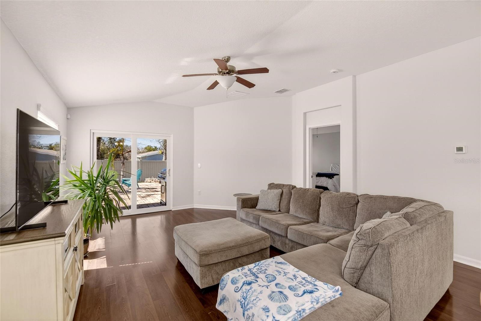 Listing photo id 14 for 10613 Summer Azure Drive