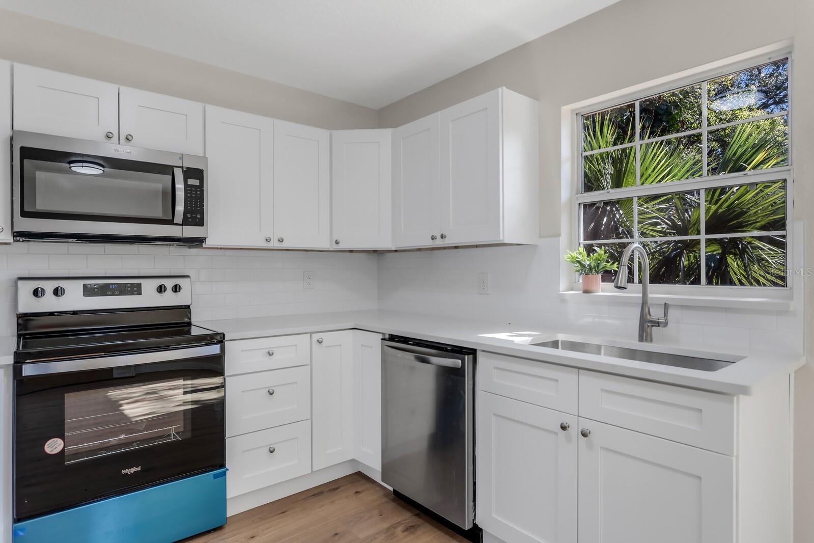 Image 4 of 13 For 14717 Sunset St