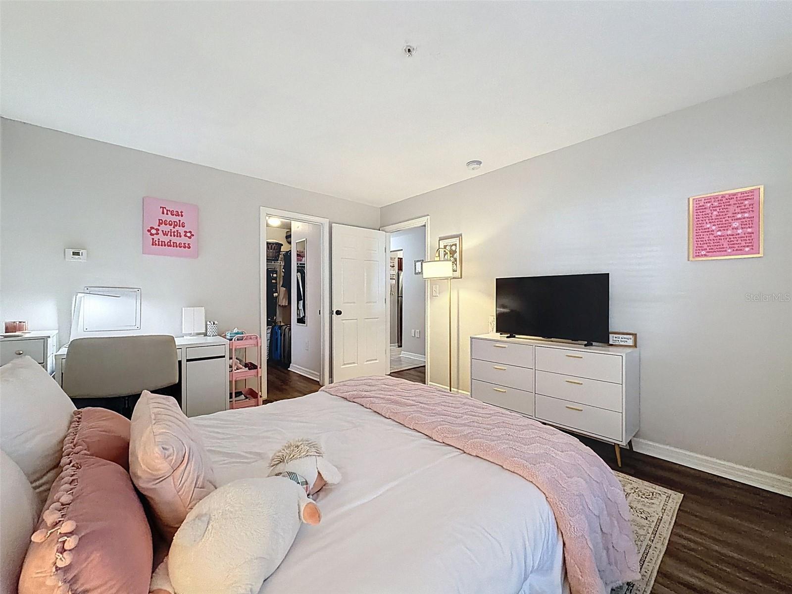 Image 16 of 32 For 406 Azeele Street 103