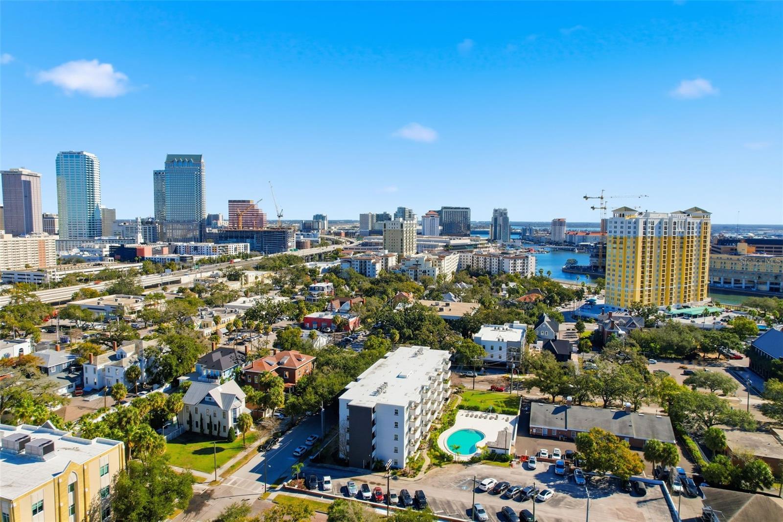 Image 31 of 32 For 406 Azeele Street 103