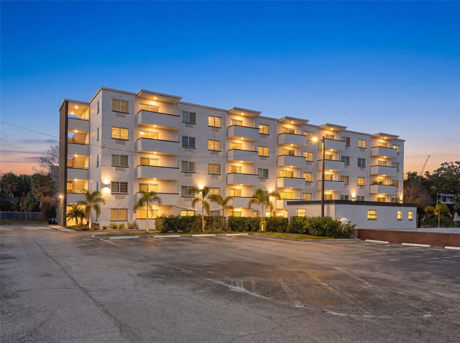 Image 4 of 32 For 406 Azeele Street 103