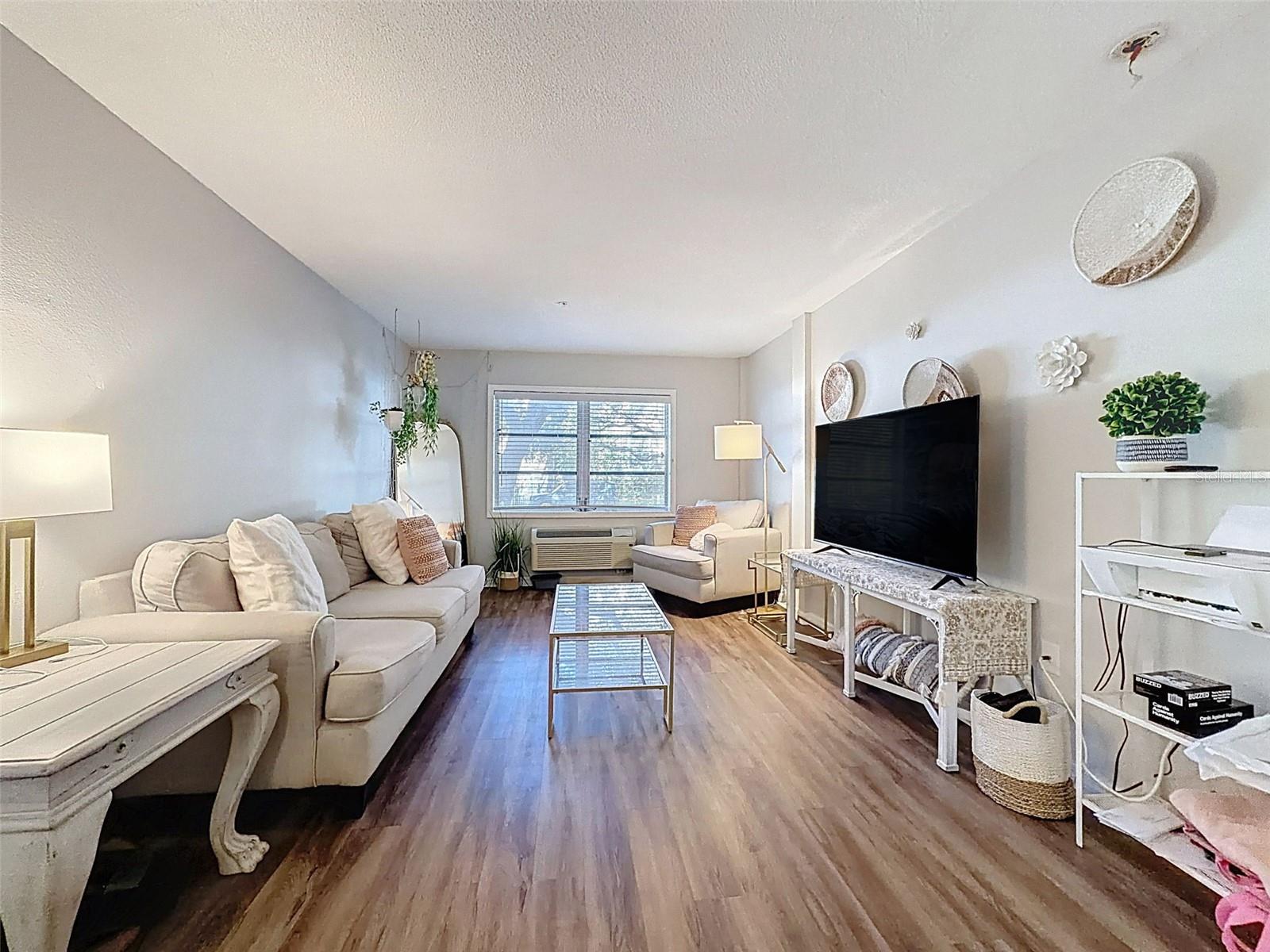 Image 7 of 32 For 406 Azeele Street 103