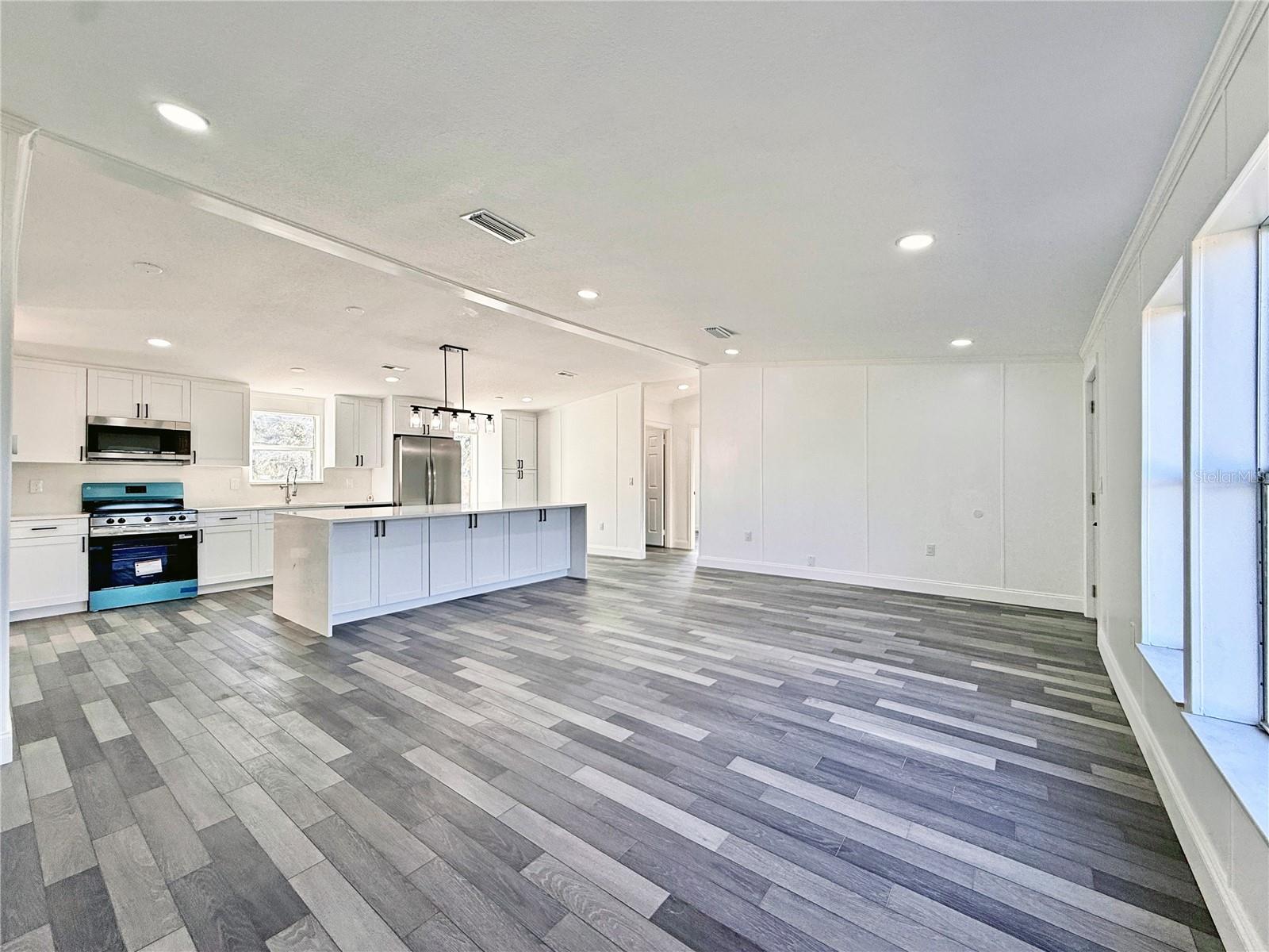 Image 11 of 51 For 37466 Phelps Road