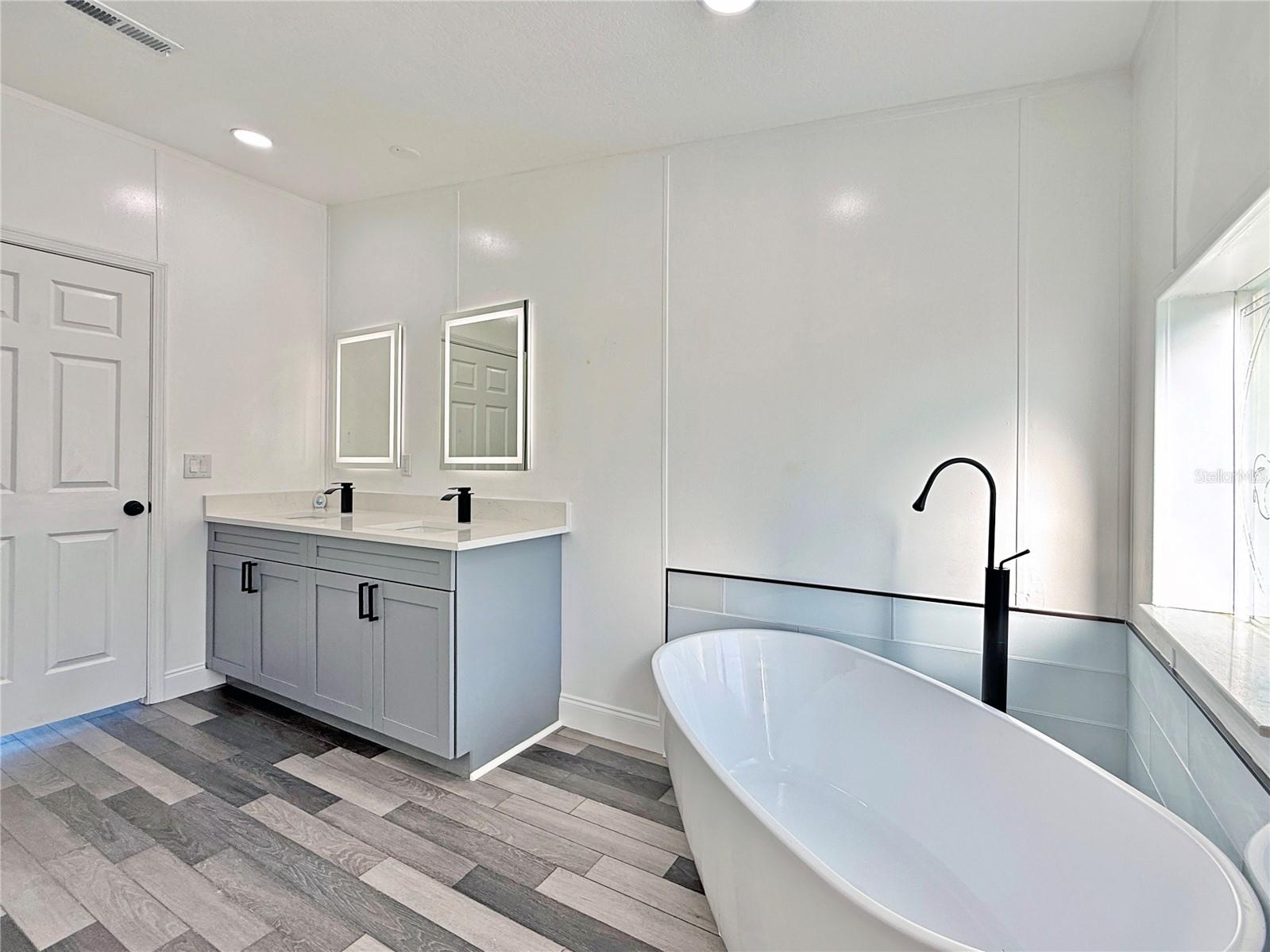 Image 27 of 51 For 37466 Phelps Road