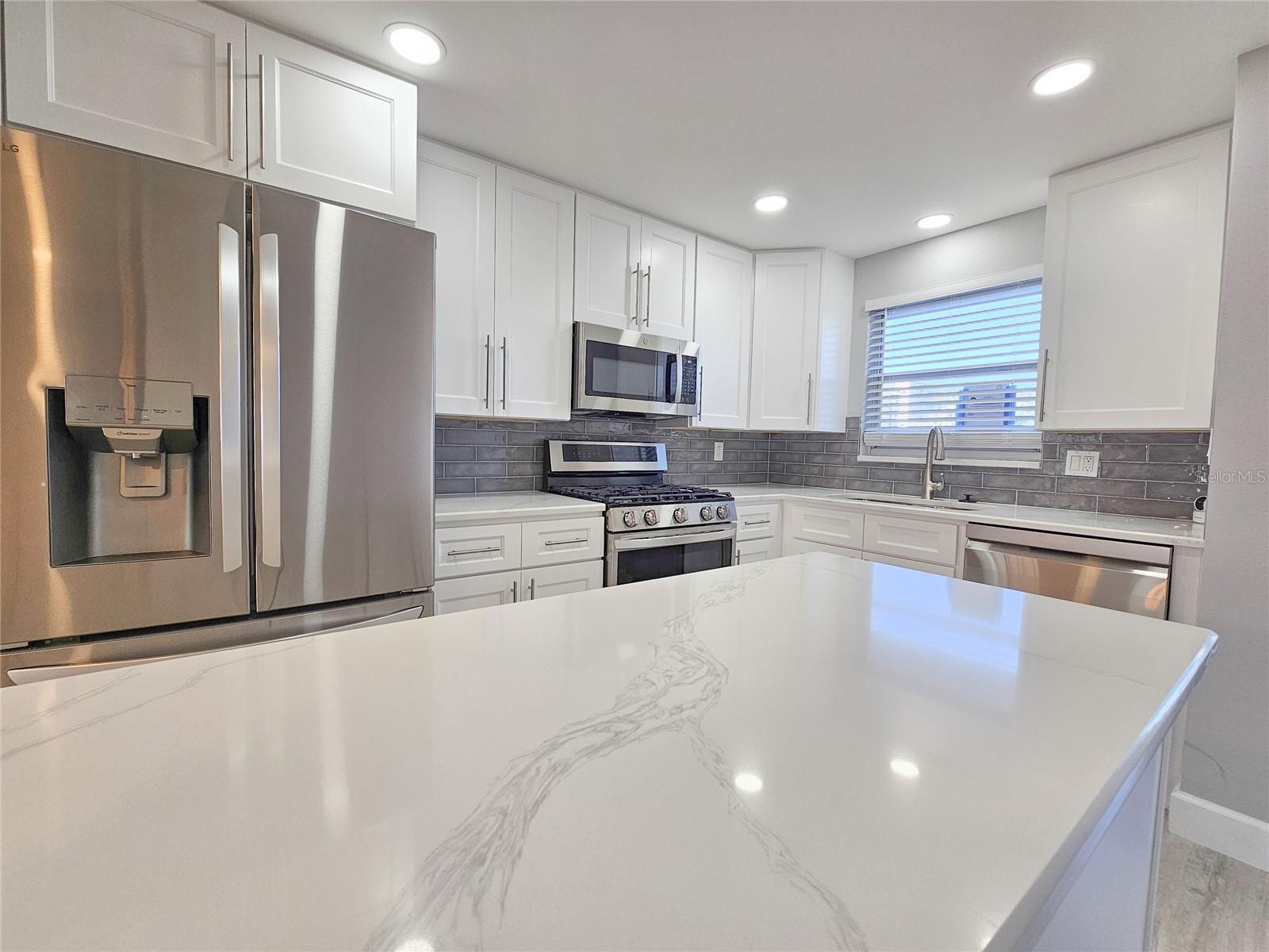 Image 3 of 36 For 5900 Shore Boulevard S 108