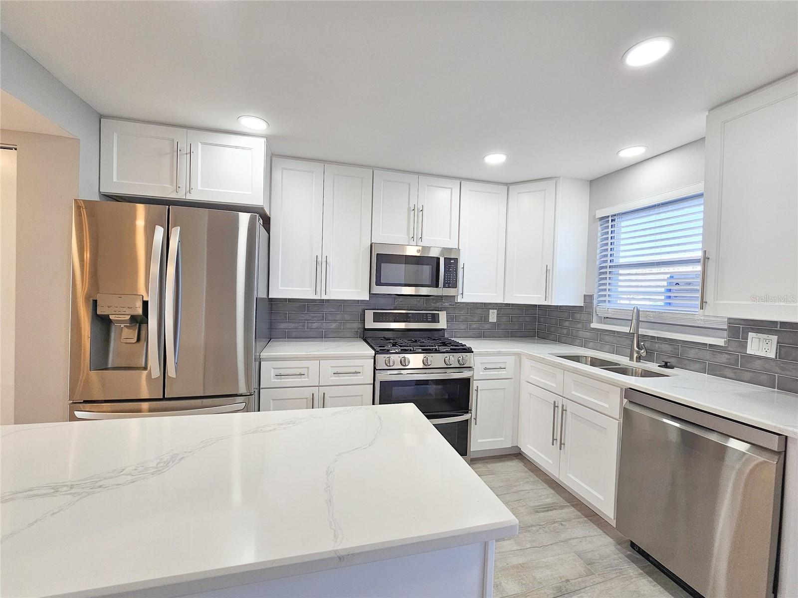 Image 4 of 36 For 5900 Shore Boulevard S 108