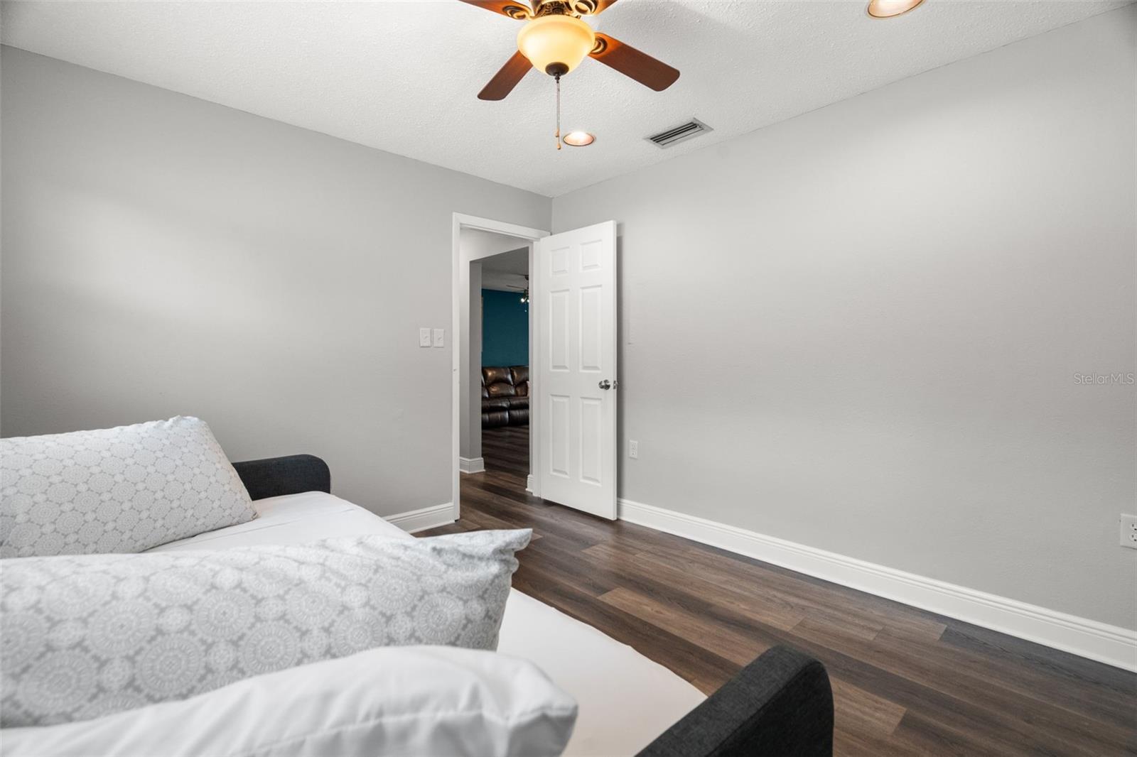 Image 18 of 44 For 101 Chestnut Circle