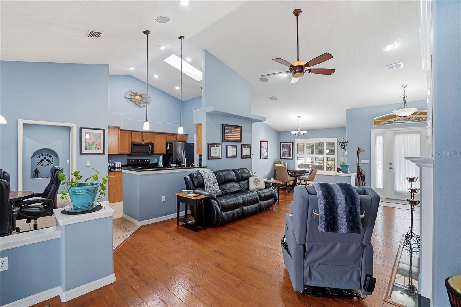 Image 14 of 66 For 296 Quartz Avenue