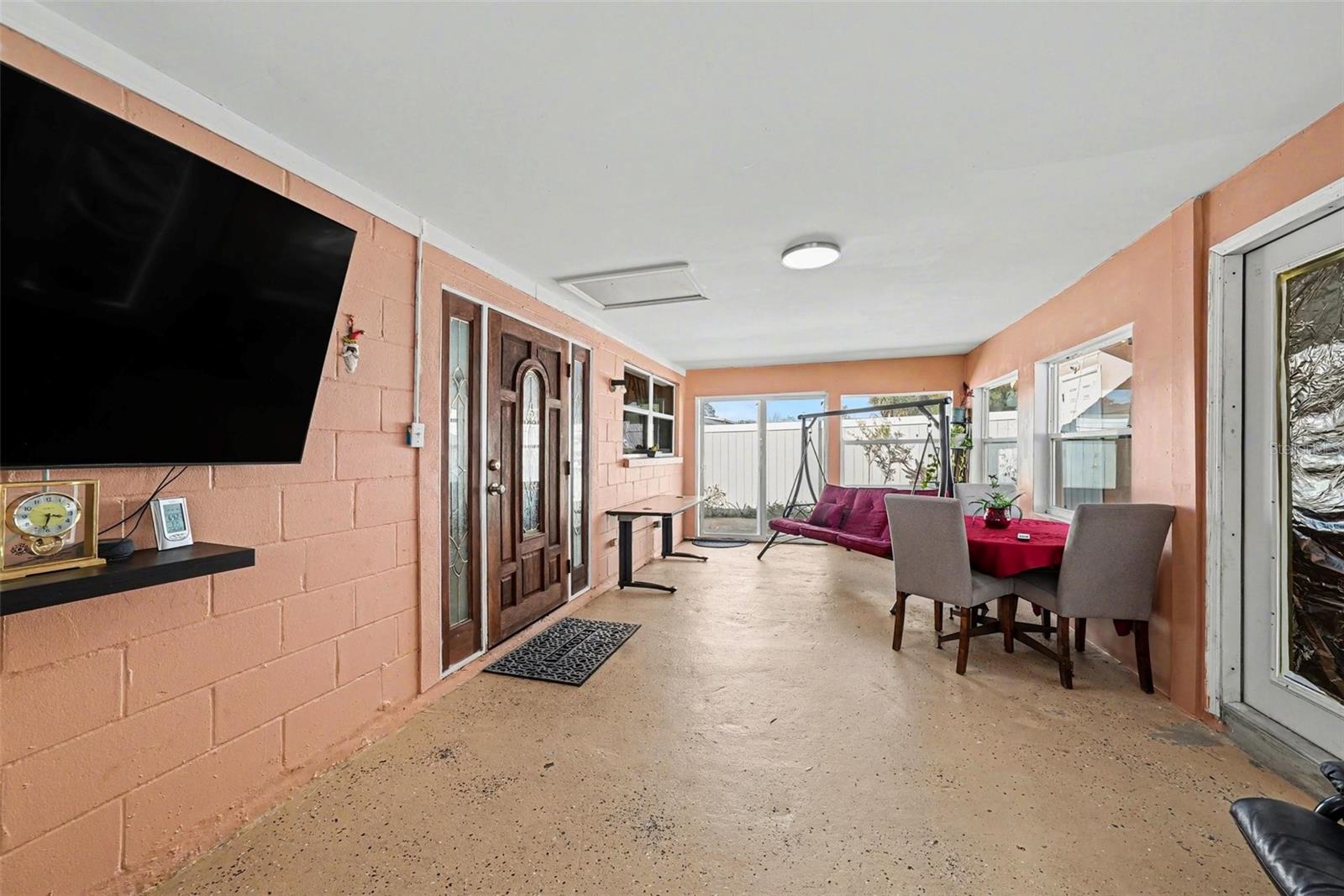 Listing photo id 8 for 6807 Dickinson Court