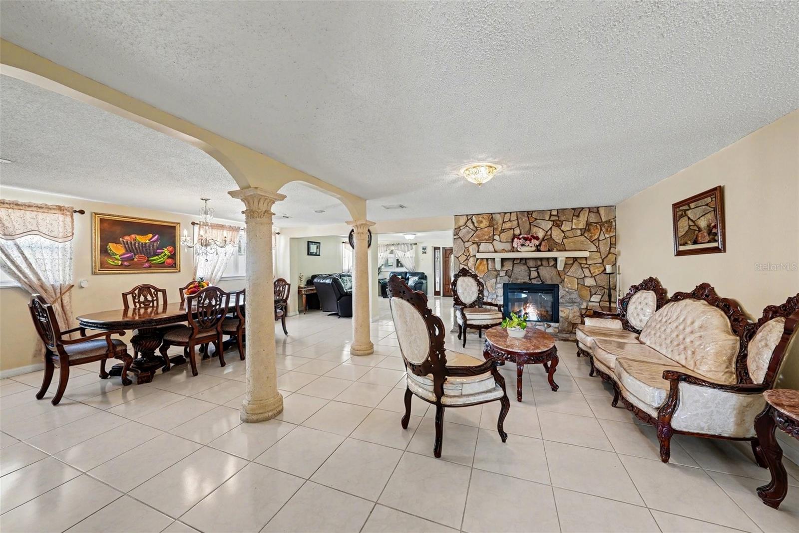 Listing photo id 9 for 6807 Dickinson Court