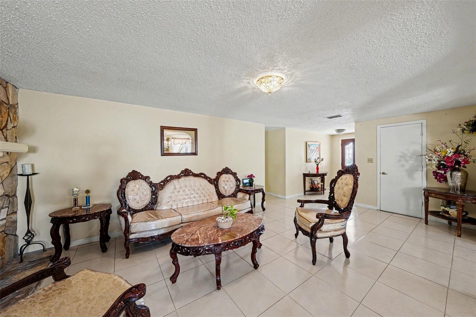Listing photo id 10 for 6807 Dickinson Court