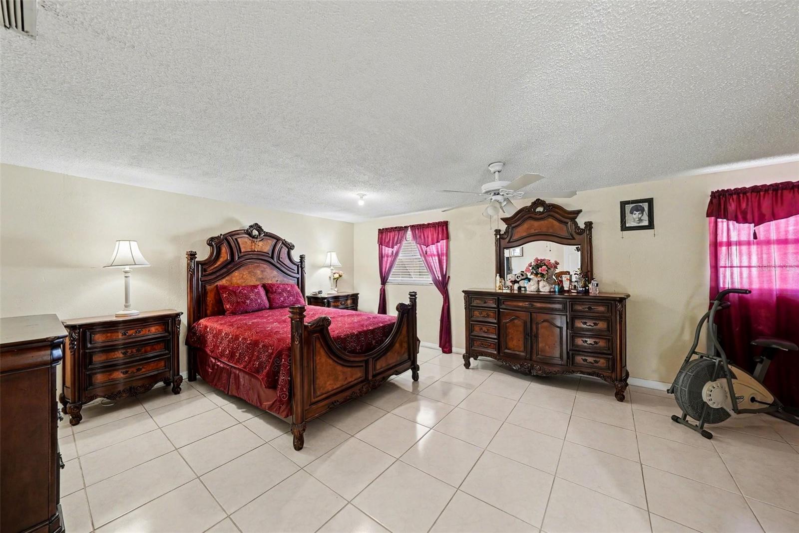 Listing photo id 11 for 6807 Dickinson Court