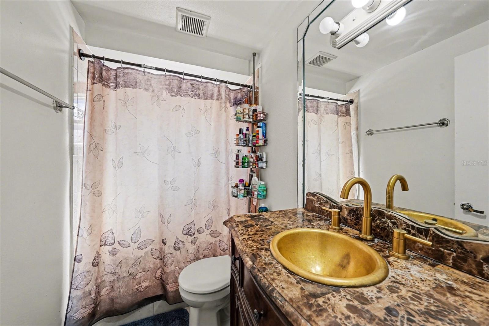 Listing photo id 13 for 6807 Dickinson Court