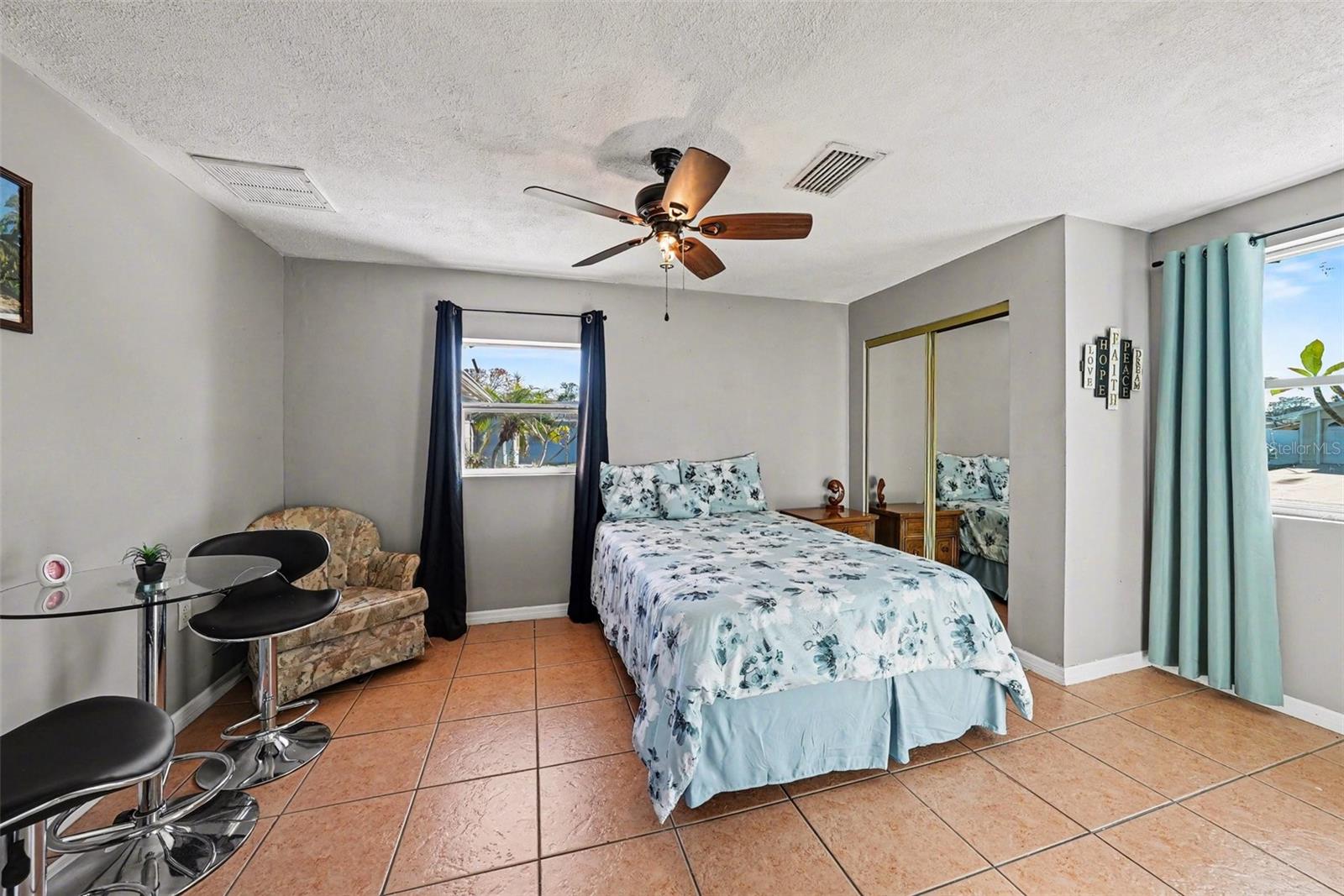 Listing photo id 14 for 6807 Dickinson Court