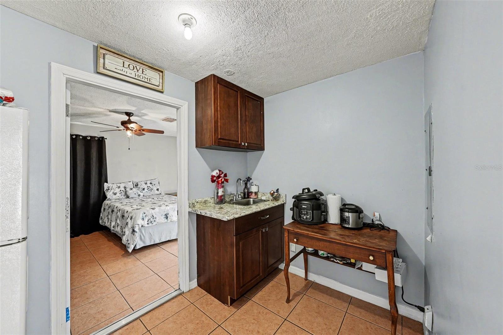 Listing photo id 16 for 6807 Dickinson Court