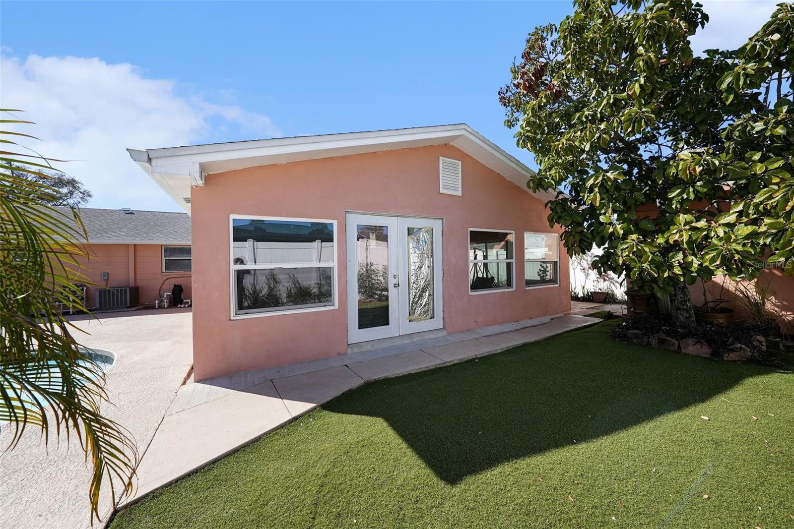 Listing photo id 21 for 6807 Dickinson Court