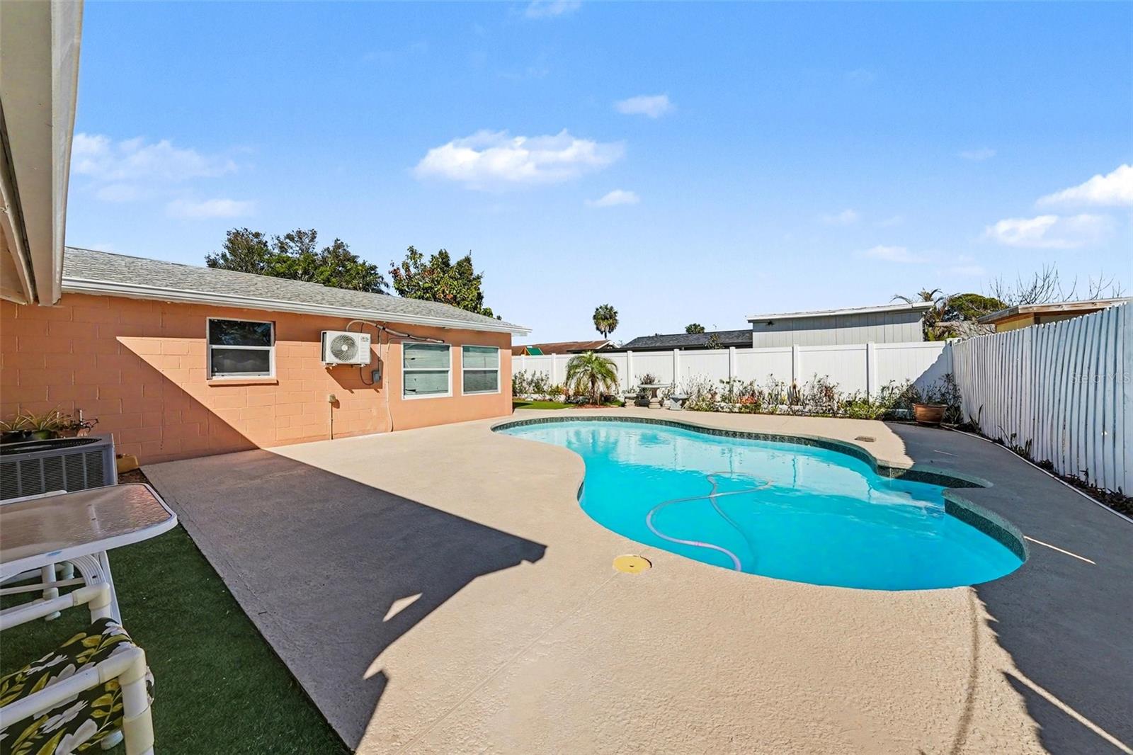 Listing photo id 22 for 6807 Dickinson Court