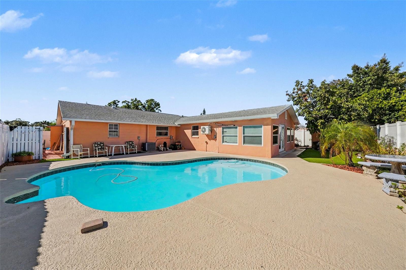 Listing photo id 23 for 6807 Dickinson Court