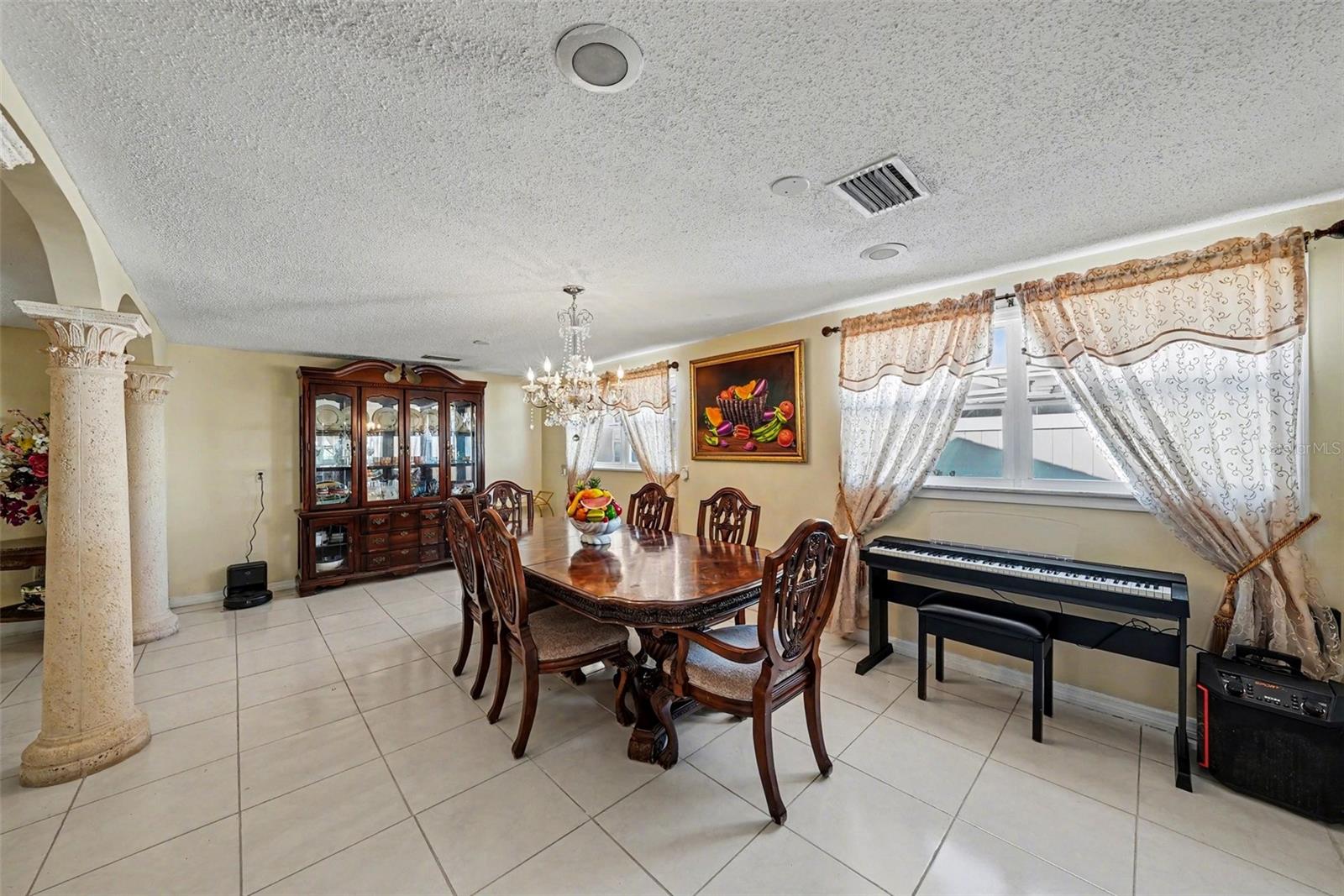 Listing photo id 4 for 6807 Dickinson Court