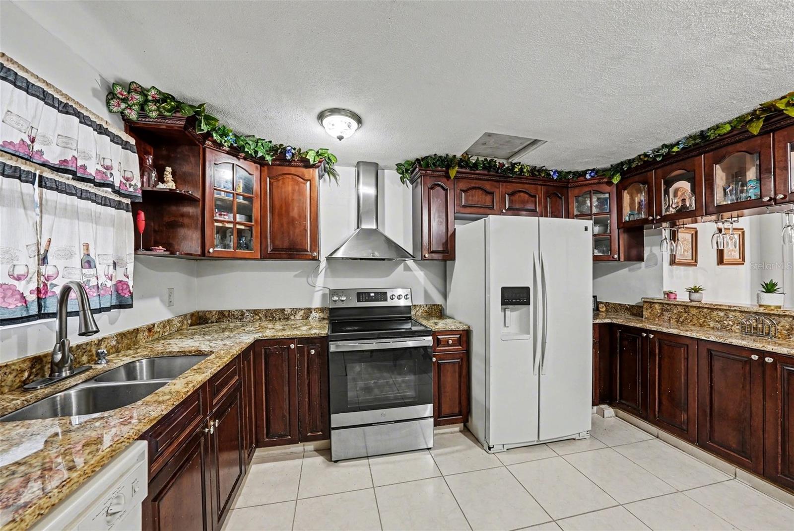 Listing photo id 5 for 6807 Dickinson Court