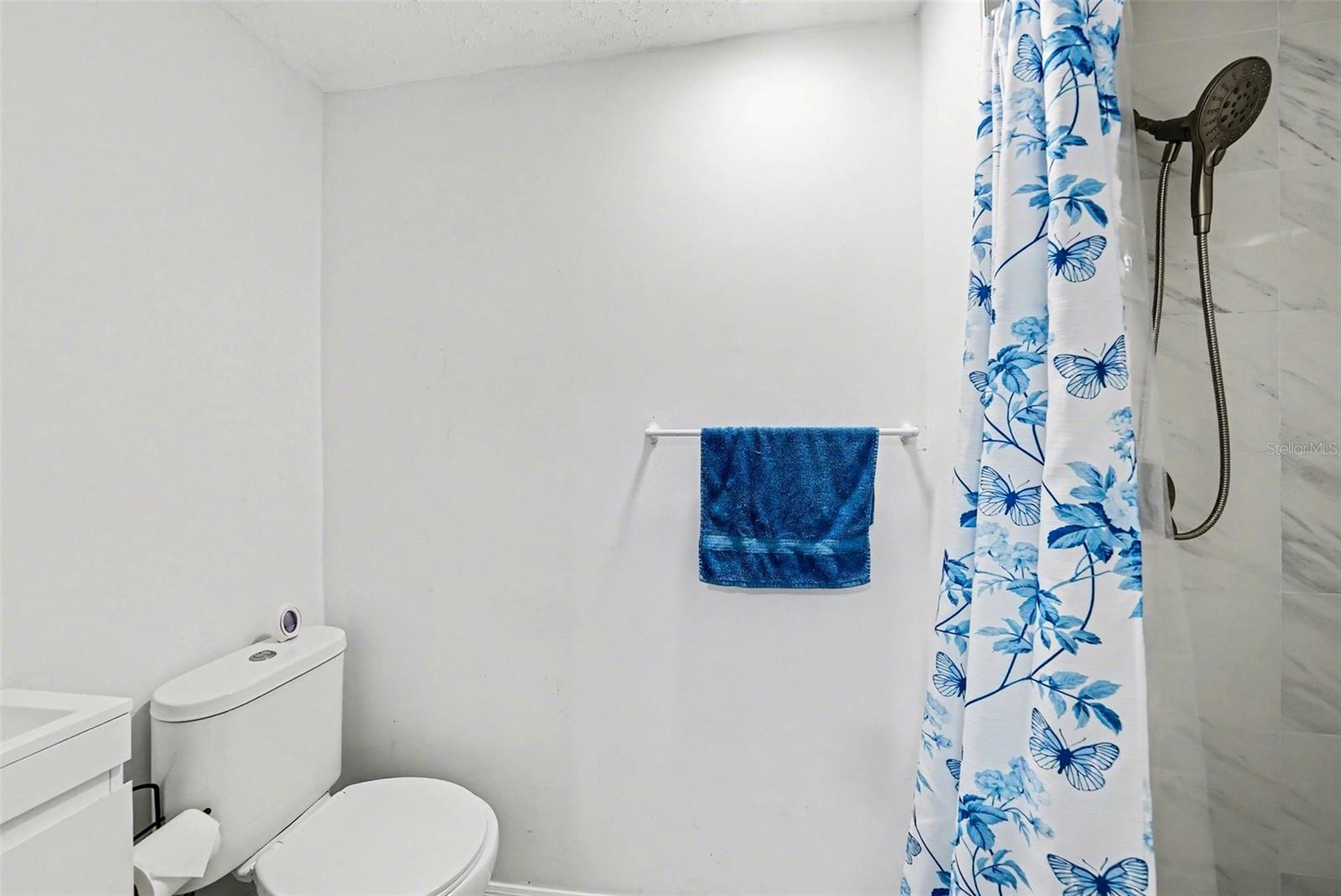 Listing photo id 7 for 6807 Dickinson Court