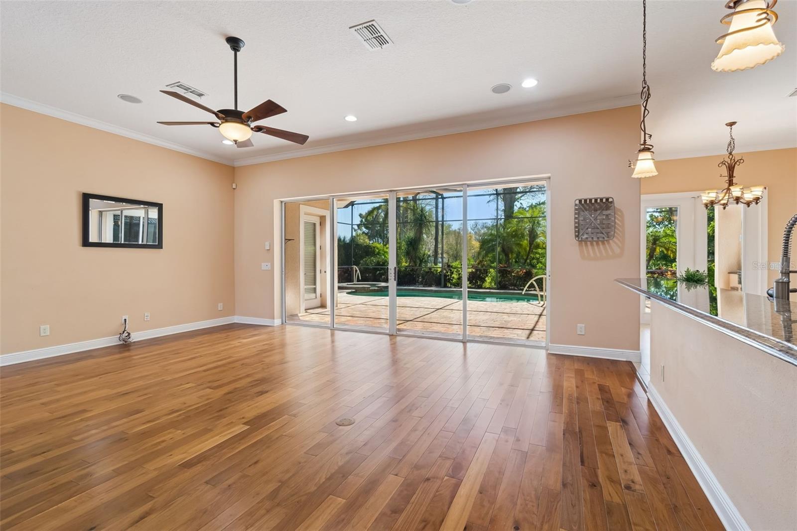 Listing photo id 9 for 2630 Grand Lakeside Drive