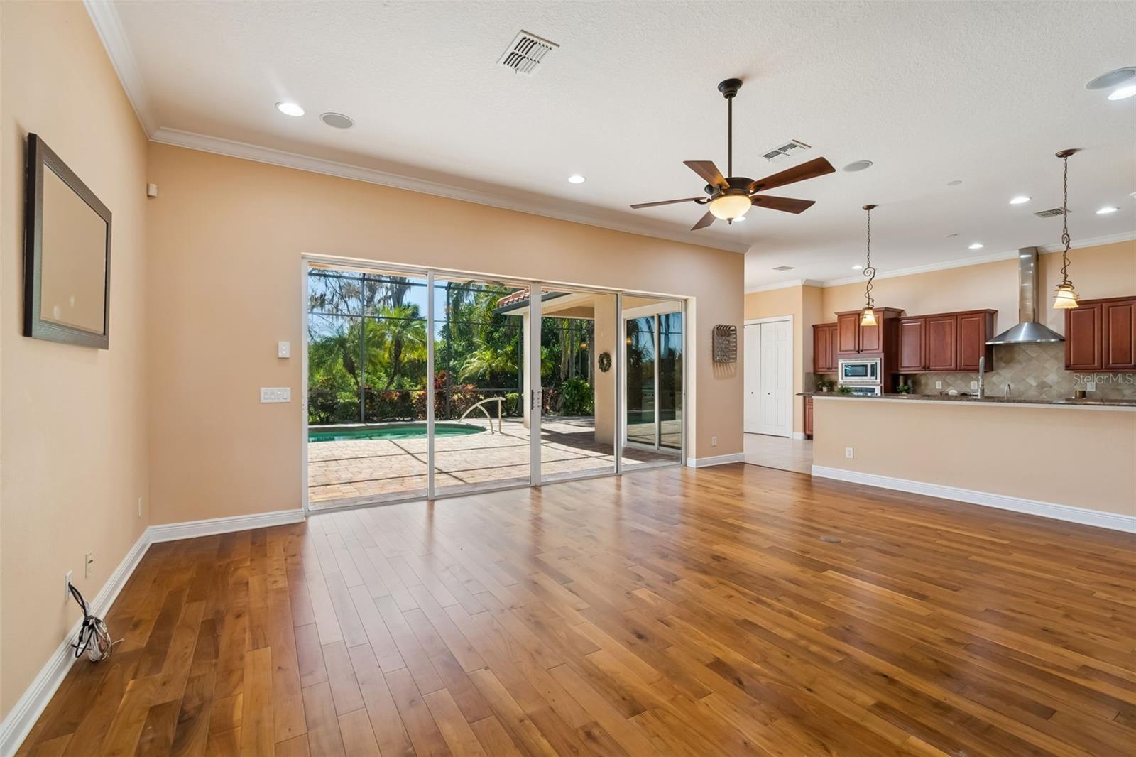 Listing photo id 11 for 2630 Grand Lakeside Drive