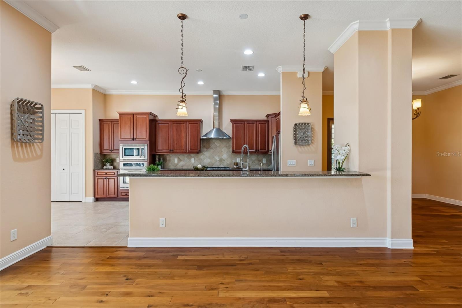 Listing photo id 12 for 2630 Grand Lakeside Drive