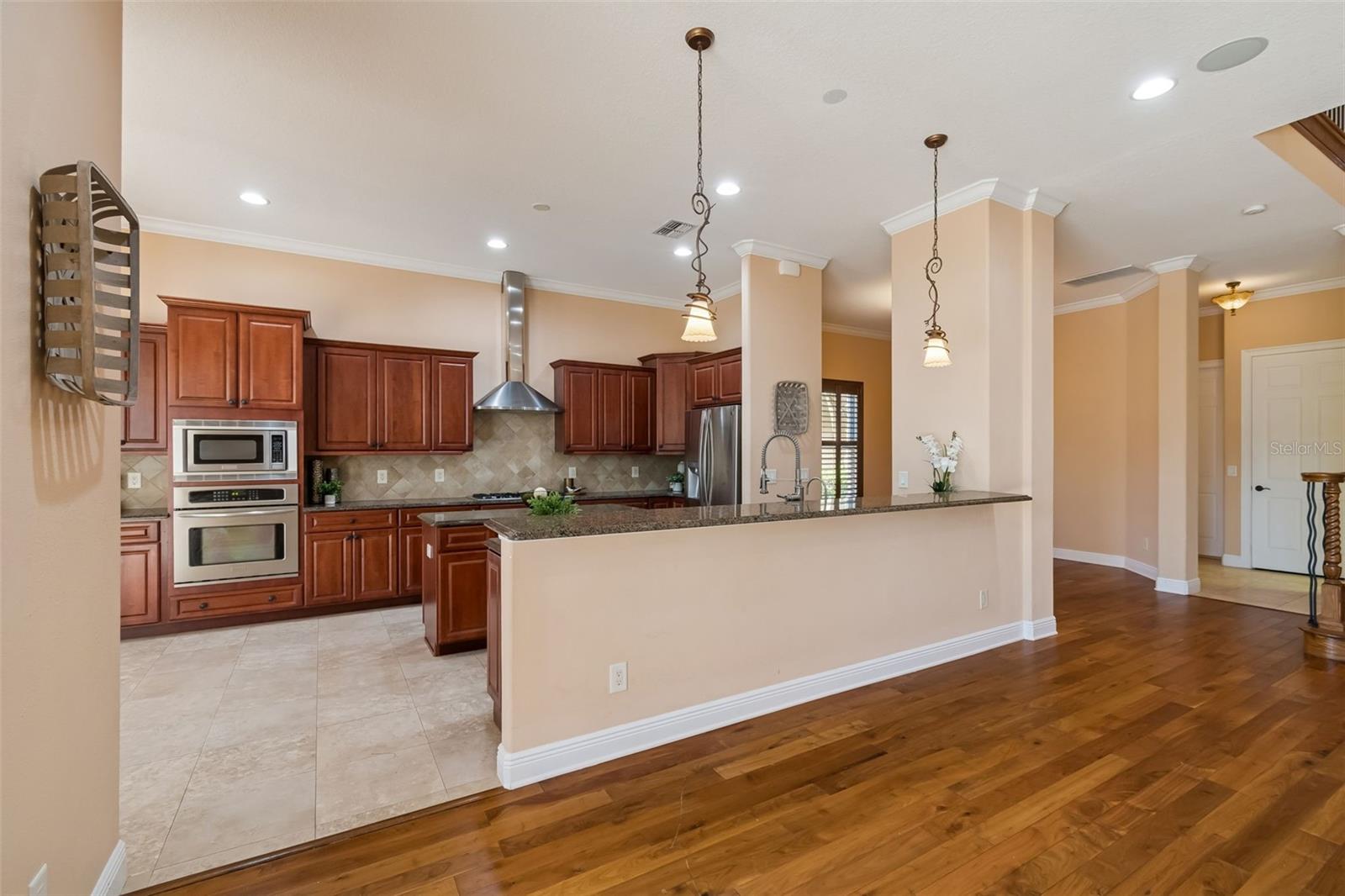 Listing photo id 13 for 2630 Grand Lakeside Drive