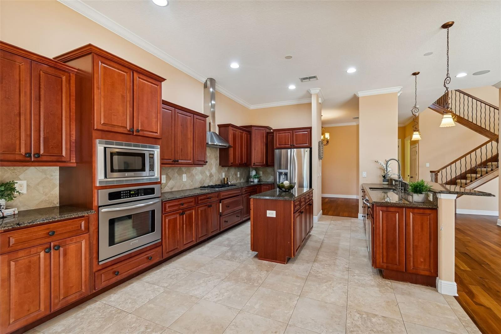 Listing photo id 14 for 2630 Grand Lakeside Drive