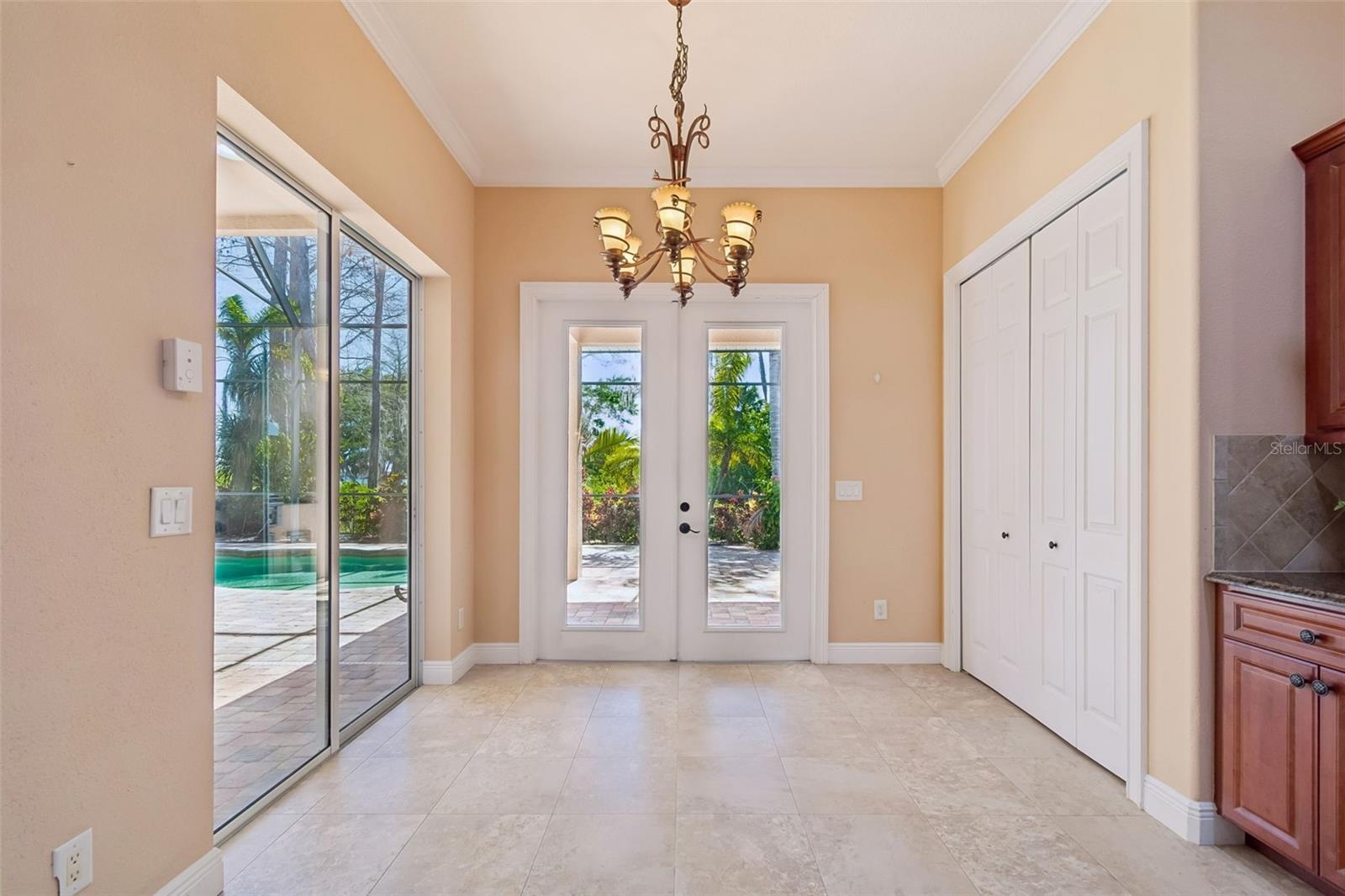 Listing photo id 17 for 2630 Grand Lakeside Drive