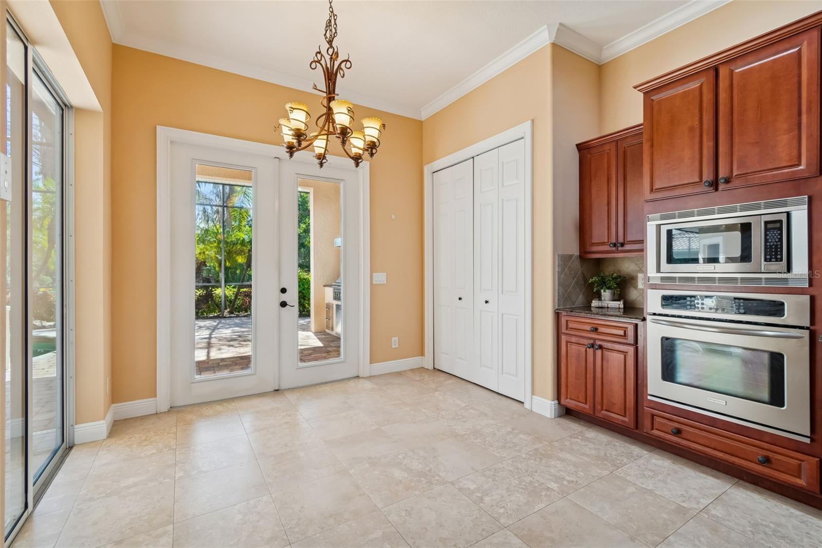 Listing photo id 18 for 2630 Grand Lakeside Drive