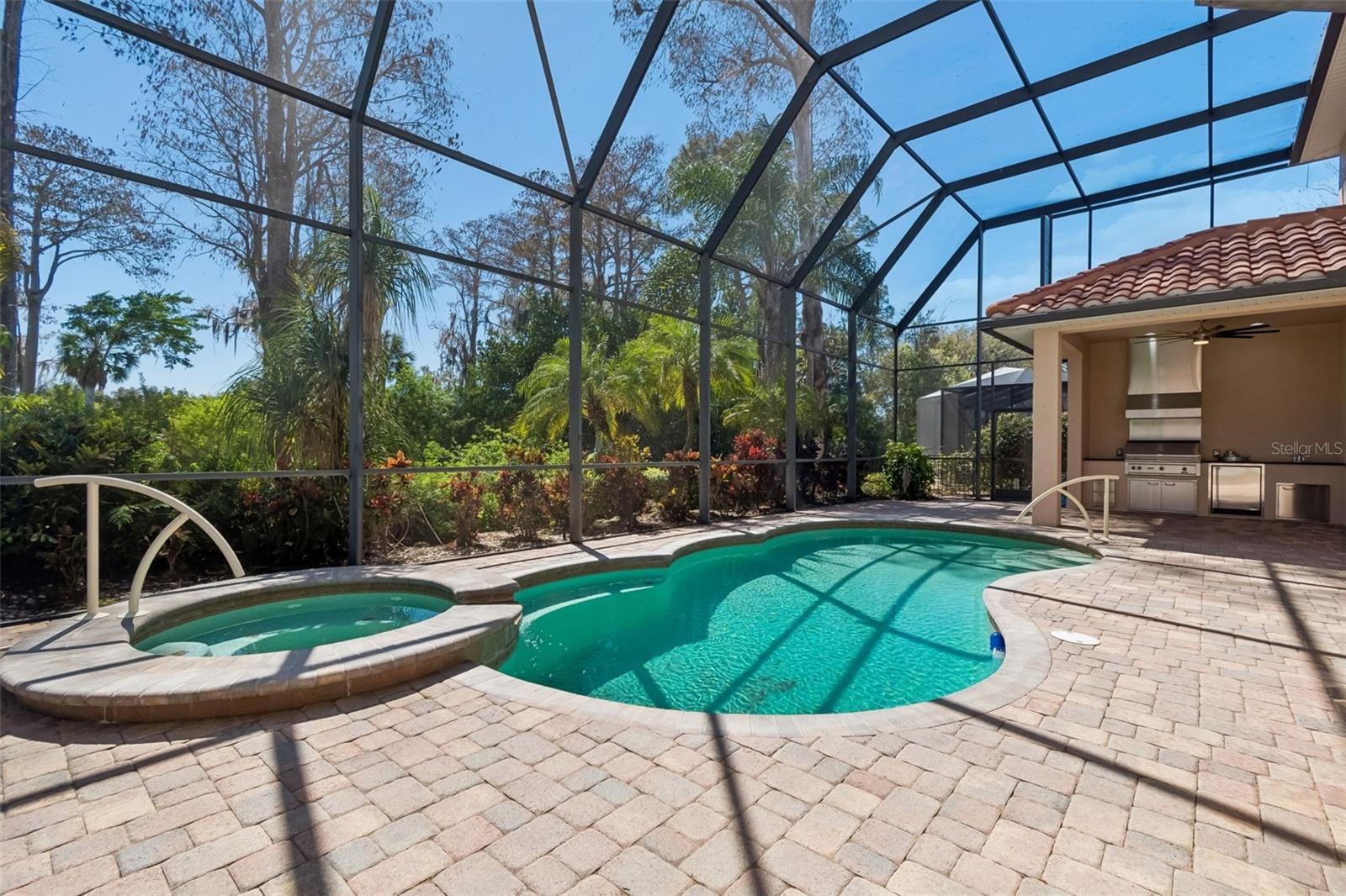 Listing photo id 44 for 2630 Grand Lakeside Drive