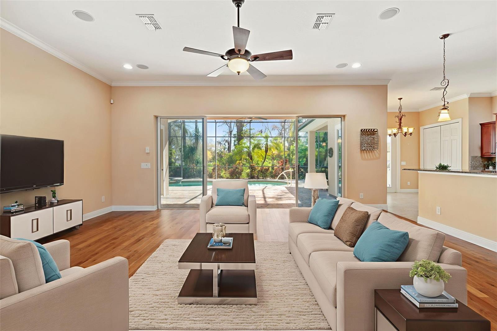 Listing photo id 5 for 2630 Grand Lakeside Drive